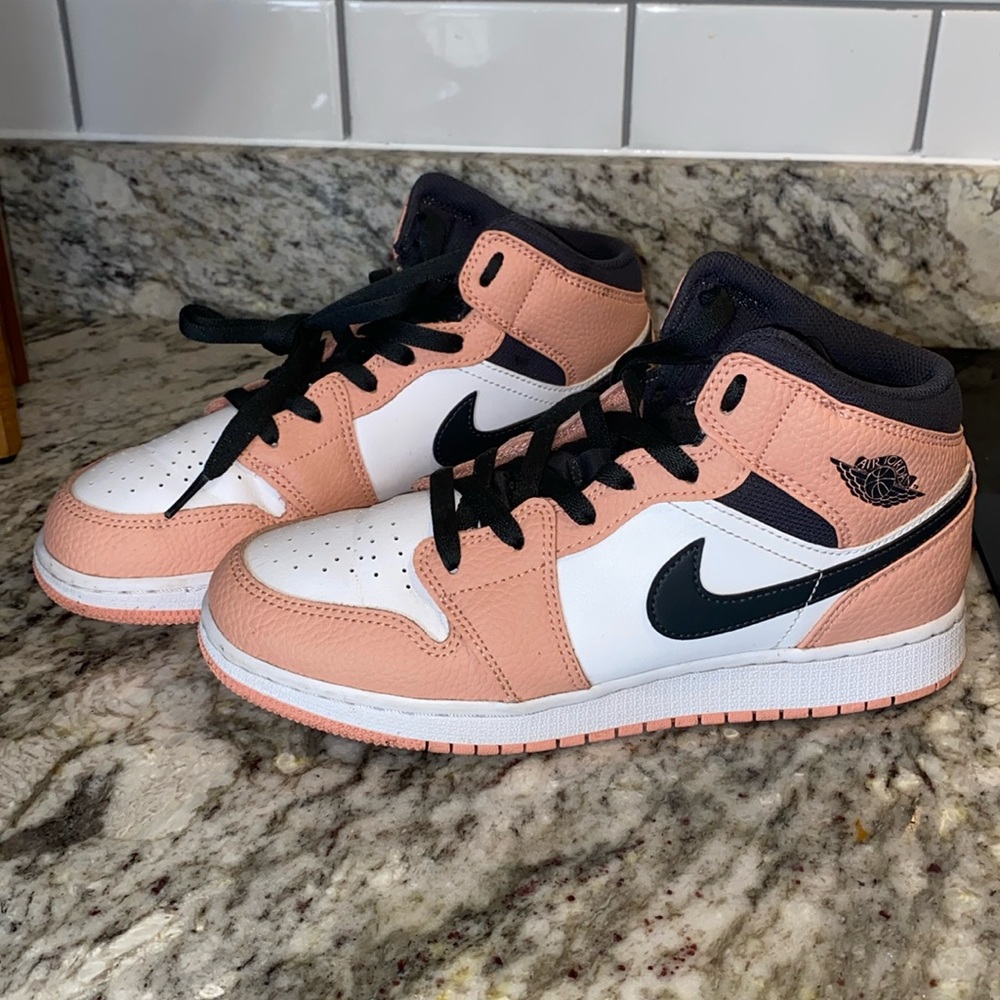 Jordan 1 Mid Coral